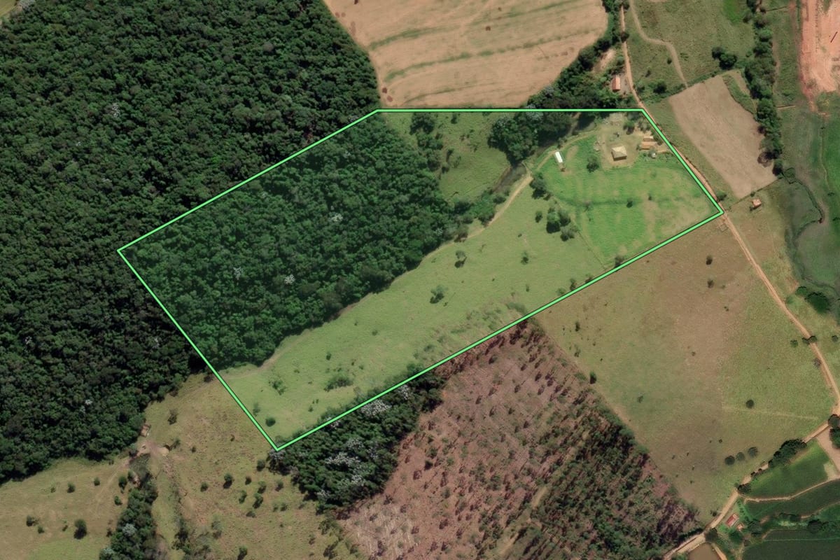 Imagem de satélite do imóvel rural em Lagoinha (SP), com o contorno declarado no CAR desenhado por cima.