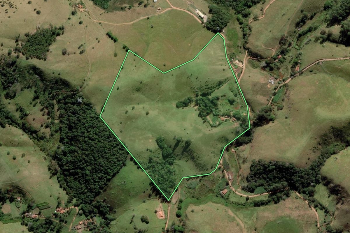 Imagem de satélite do imóvel rural em Lagoinha (SP), com o contorno declarado no CAR desenhado por cima.