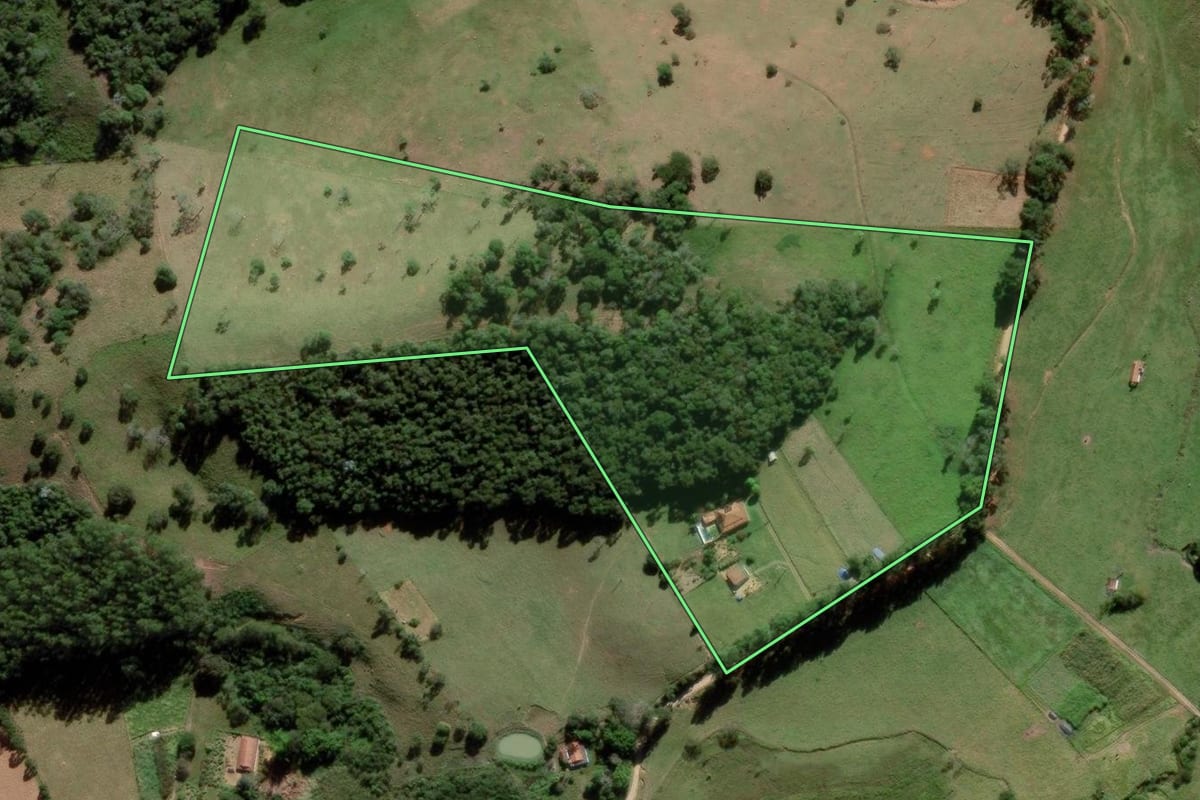 Imagem de satélite do imóvel rural em Lagoinha (SP), com o contorno declarado no CAR desenhado por cima.