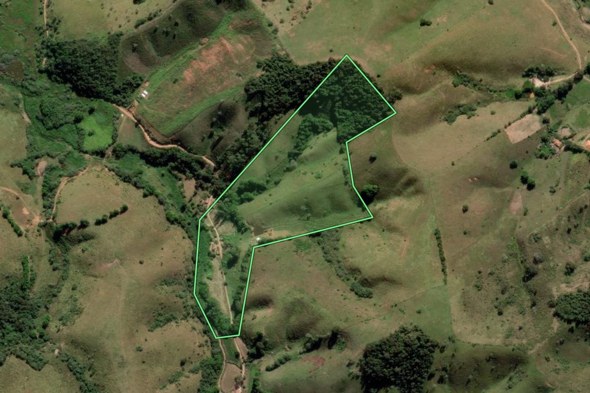 Imagem de satélite do imóvel rural em Lagoinha (SP), com o contorno declarado no CAR desenhado por cima.