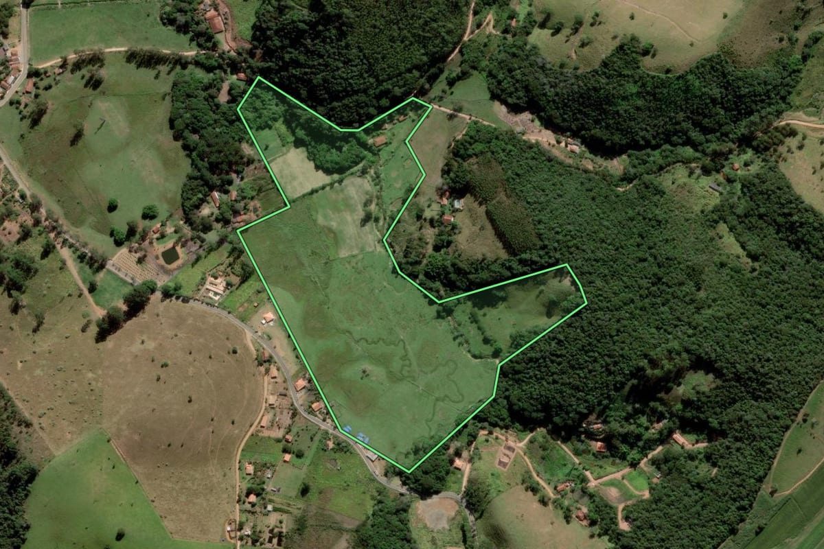 Imagem de satélite do imóvel rural em Lagoinha (SP), com o contorno declarado no CAR desenhado por cima.