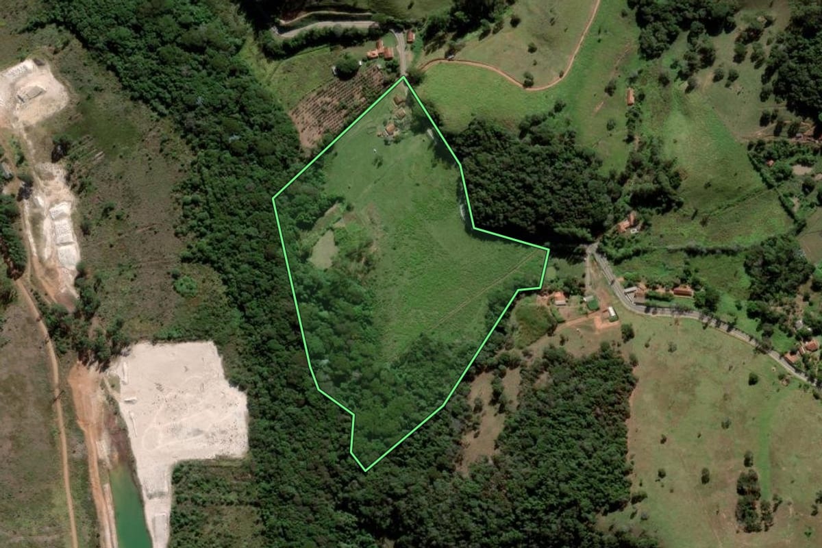 Imagem de satélite do imóvel rural em Lagoinha (SP), com o contorno declarado no CAR desenhado por cima.