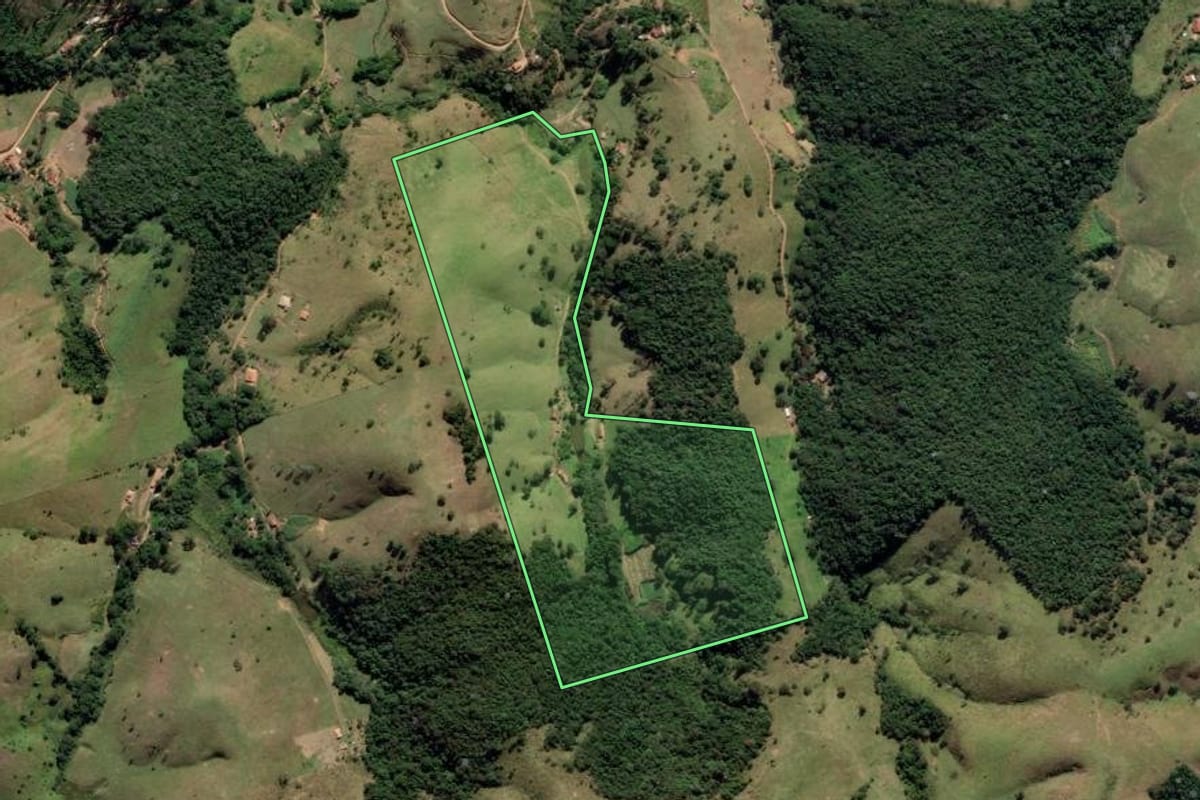 Imagem de satélite do imóvel rural em Lagoinha (SP), com o contorno declarado no CAR desenhado por cima.