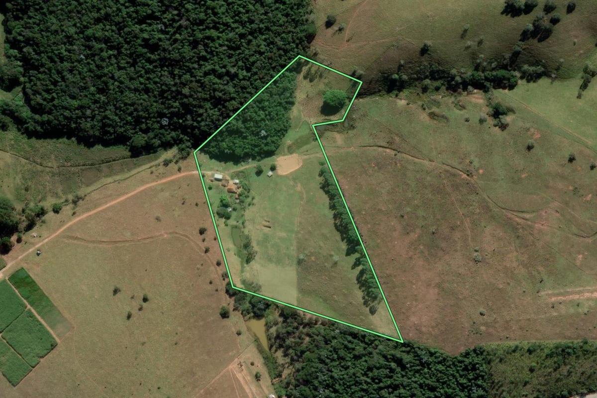 Imagem de satélite do imóvel rural em Lagoinha (SP), com o contorno declarado no CAR desenhado por cima.