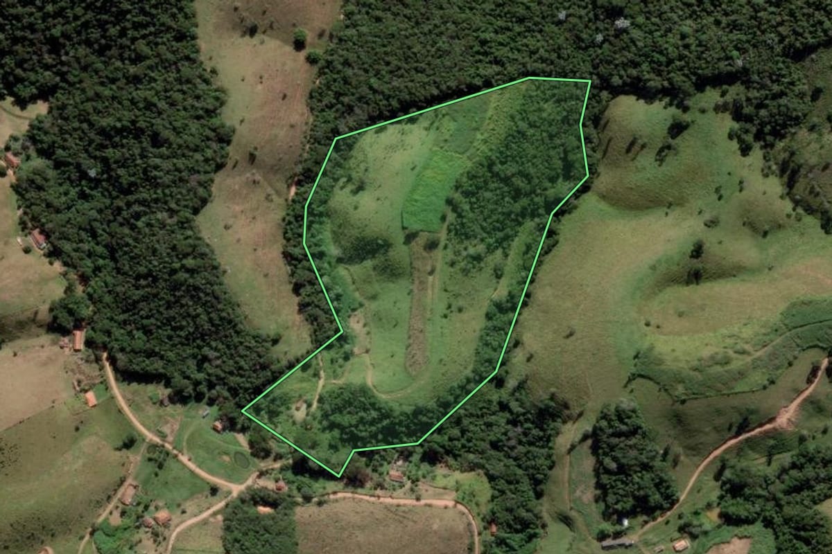 Imagem de satélite do imóvel rural em Lagoinha (SP), com o contorno declarado no CAR desenhado por cima.