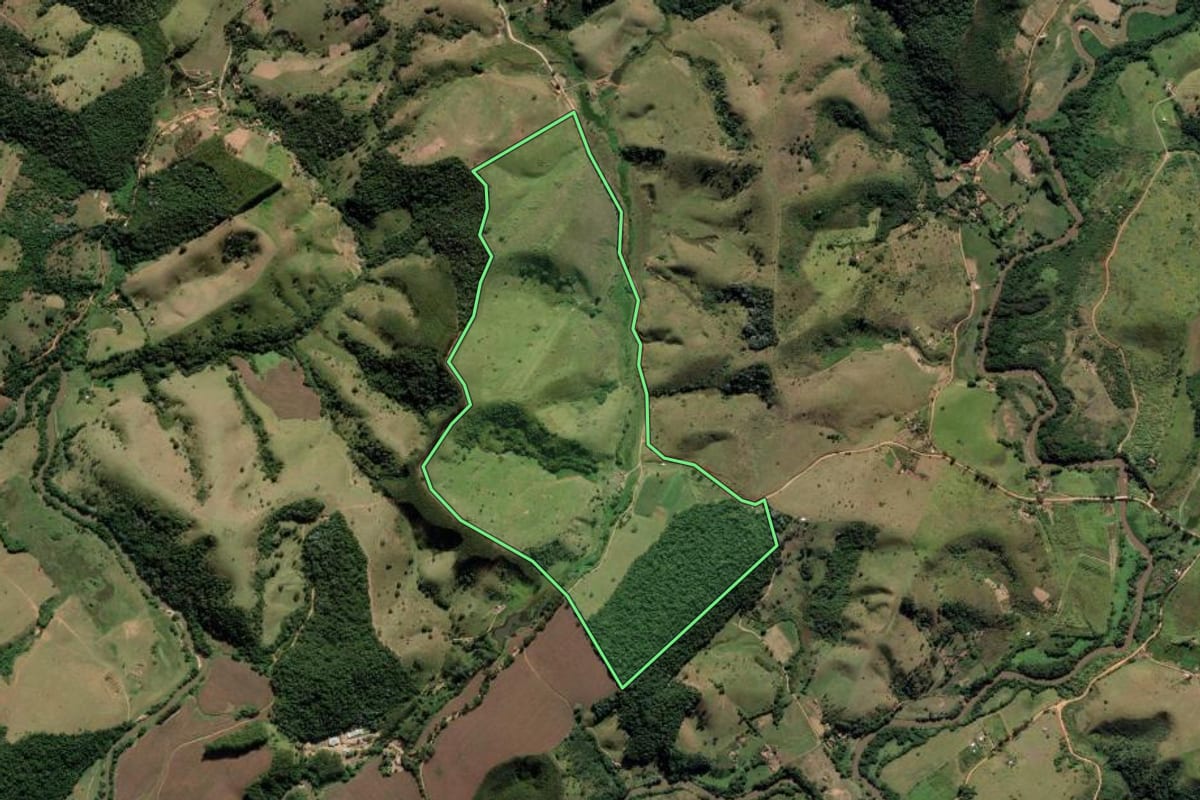 Imagem de satélite do imóvel rural em Lagoinha (SP), com o contorno declarado no CAR desenhado por cima.