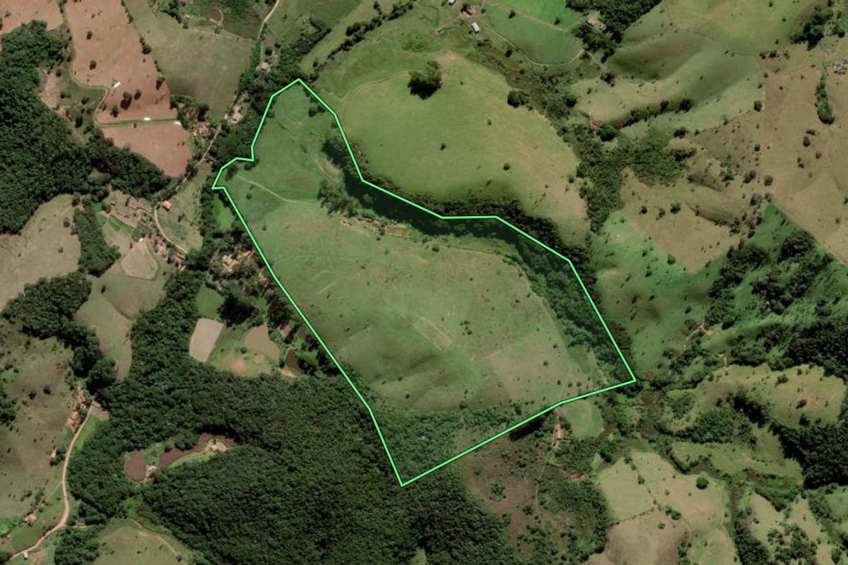 Imagem de satélite do imóvel rural em Lagoinha (SP), com o contorno declarado no CAR desenhado por cima.