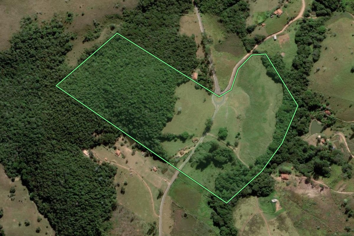 Imagem de satélite do imóvel rural em Lagoinha (SP), com o contorno declarado no CAR desenhado por cima.