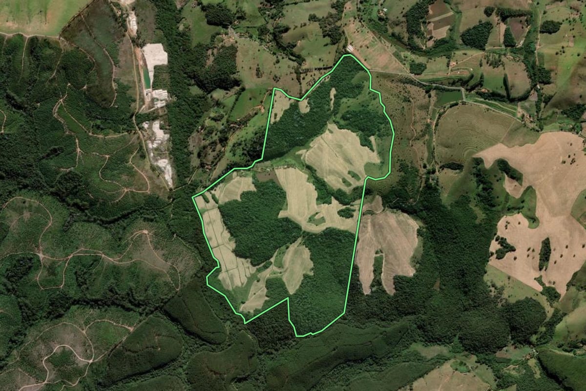 Imagem de satélite do imóvel rural em Lagoinha (SP), com o contorno declarado no CAR desenhado por cima.