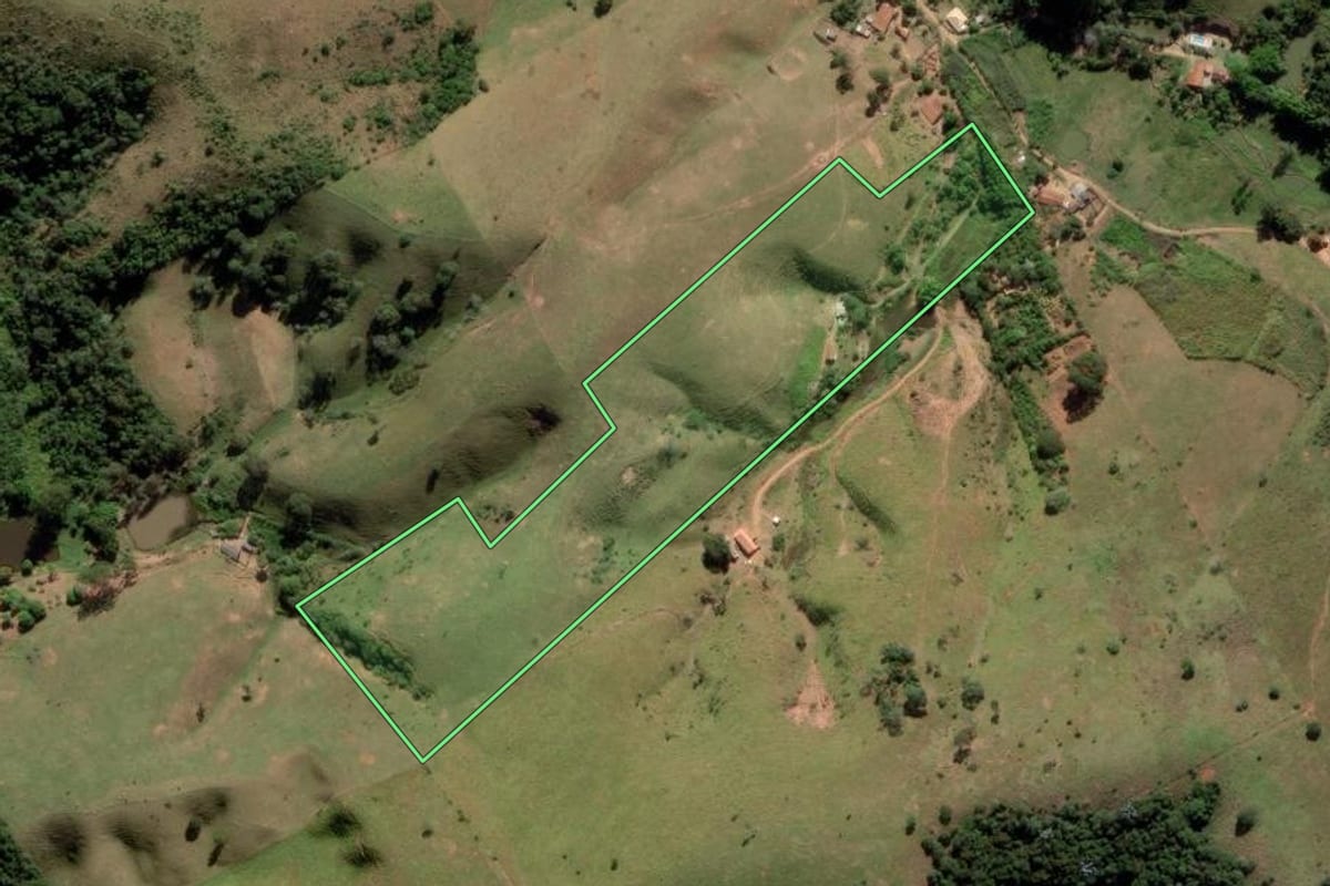 Imagem de satélite do imóvel rural em Lagoinha (SP), com o contorno declarado no CAR desenhado por cima.