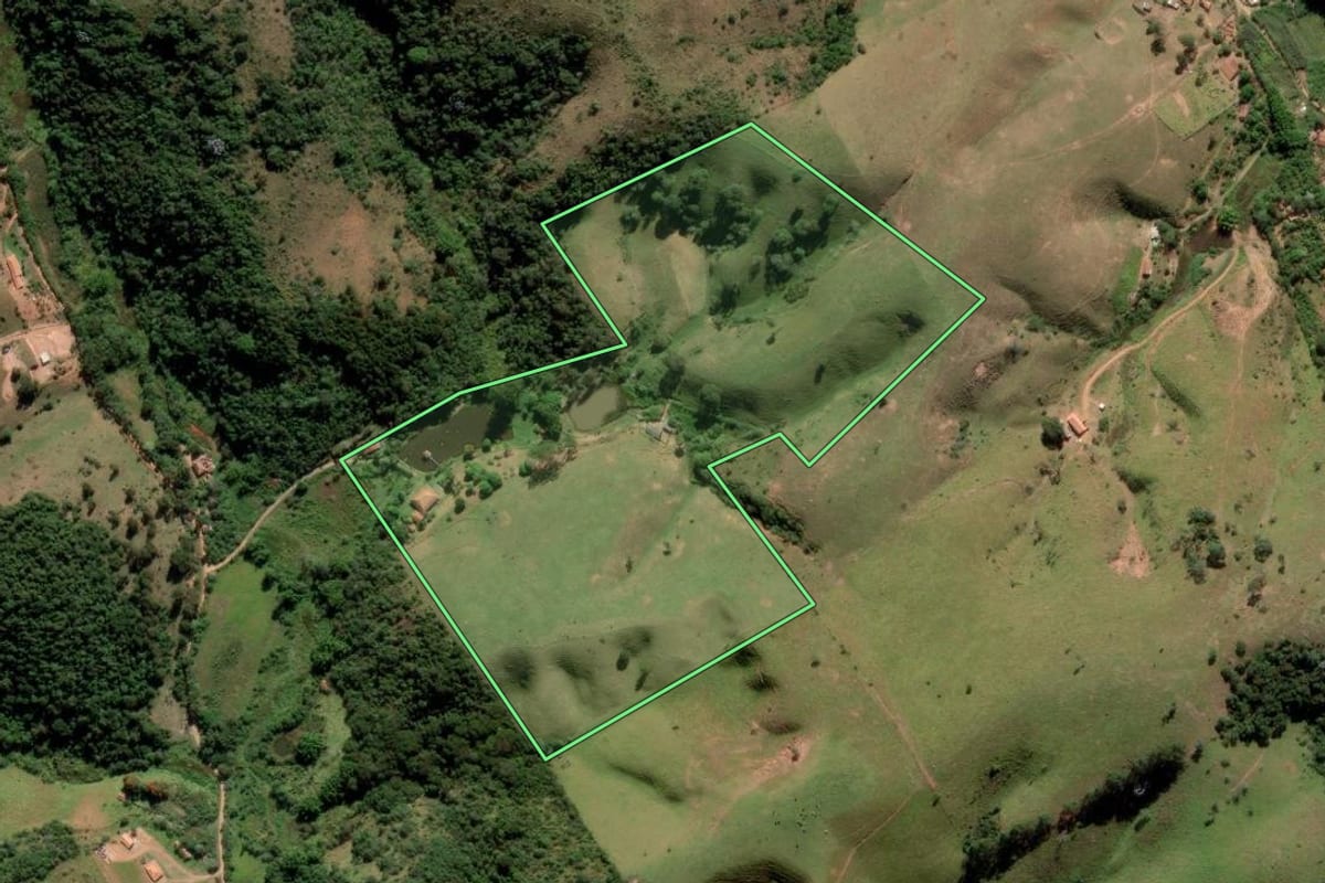 Imagem de satélite do imóvel rural em Lagoinha (SP), com o contorno declarado no CAR desenhado por cima.