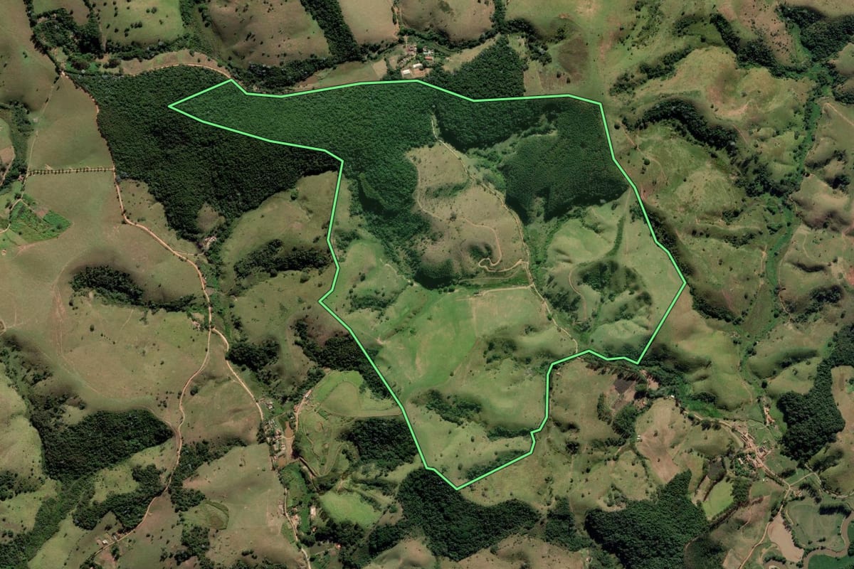 Imagem de satélite do imóvel rural em Lagoinha (SP), com o contorno declarado no CAR desenhado por cima.