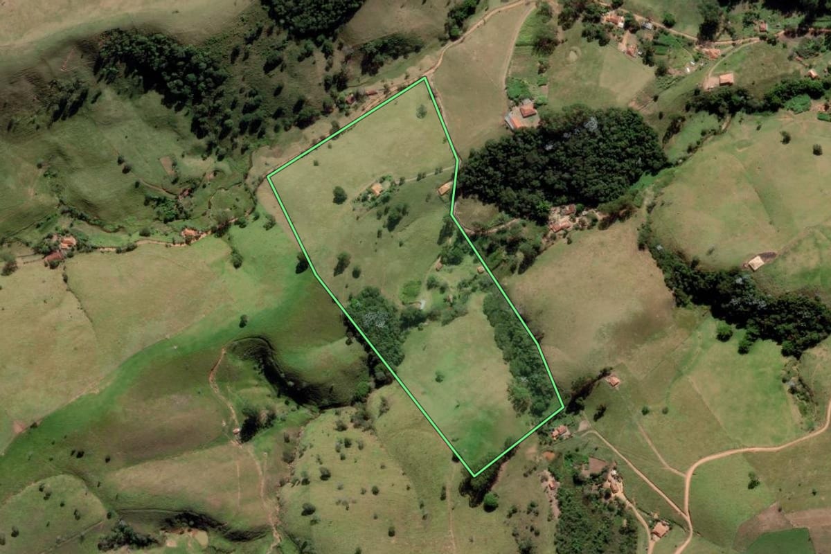 Imagem de satélite do imóvel rural em Lagoinha (SP), com o contorno declarado no CAR desenhado por cima.