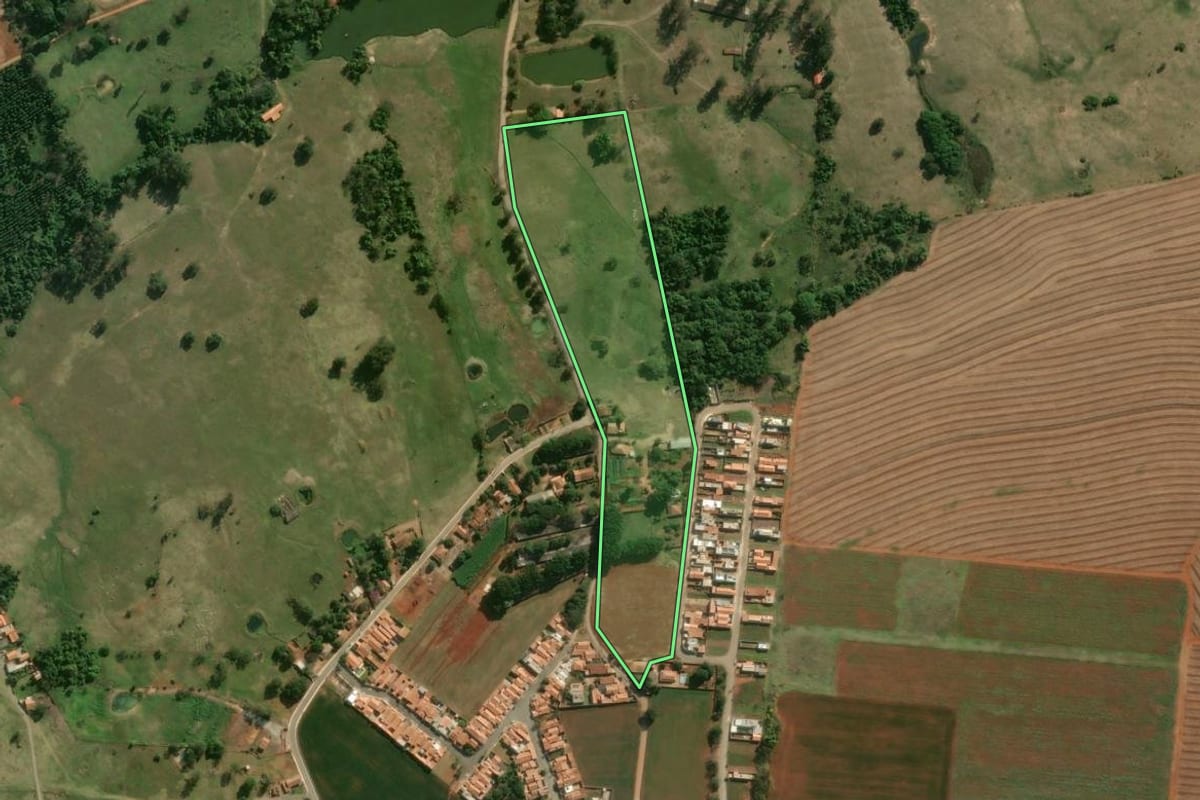 Imagem de satélite do imóvel rural em Laranjal Paulista (SP), com o contorno declarado no CAR desenhado por cima.