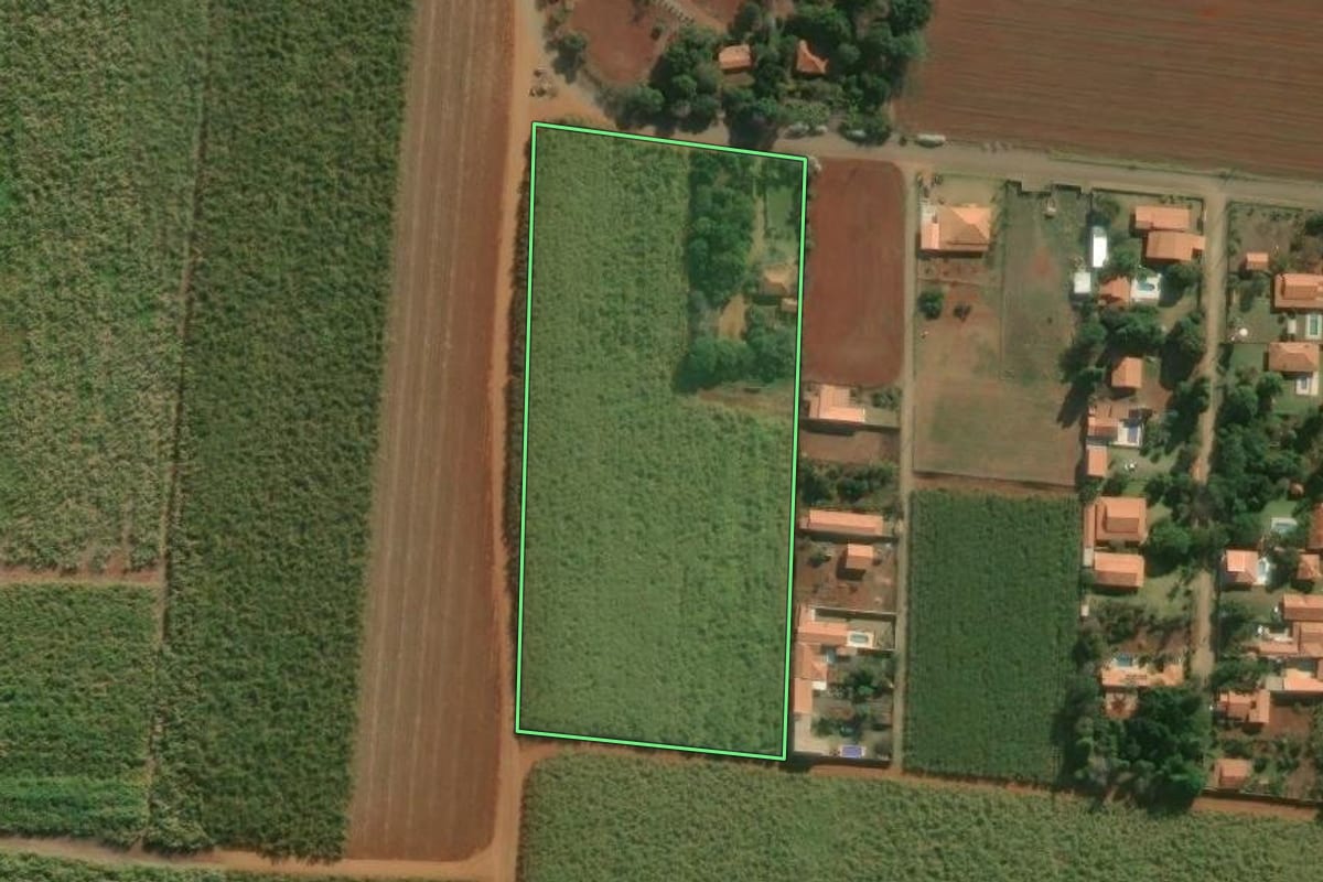 Imagem de satélite do imóvel rural em Laranjal Paulista (SP), com o contorno declarado no CAR desenhado por cima.