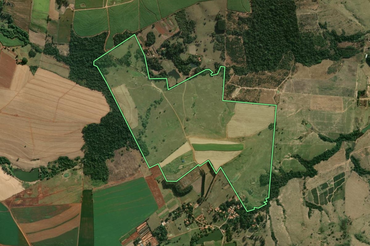 Imagem de satélite do imóvel rural em Laranjal Paulista (SP), com o contorno declarado no CAR desenhado por cima.