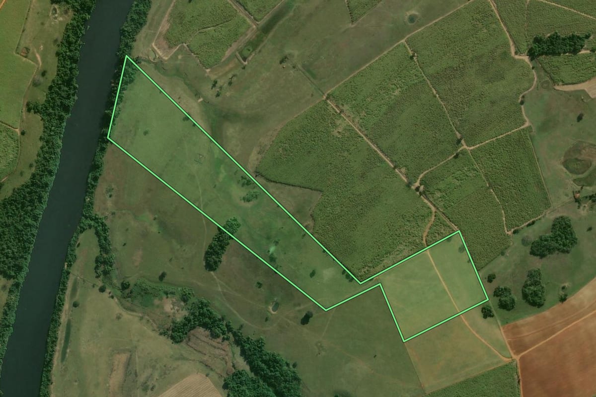 Imagem de satélite do imóvel rural em Laranjal Paulista (SP), com o contorno declarado no CAR desenhado por cima.