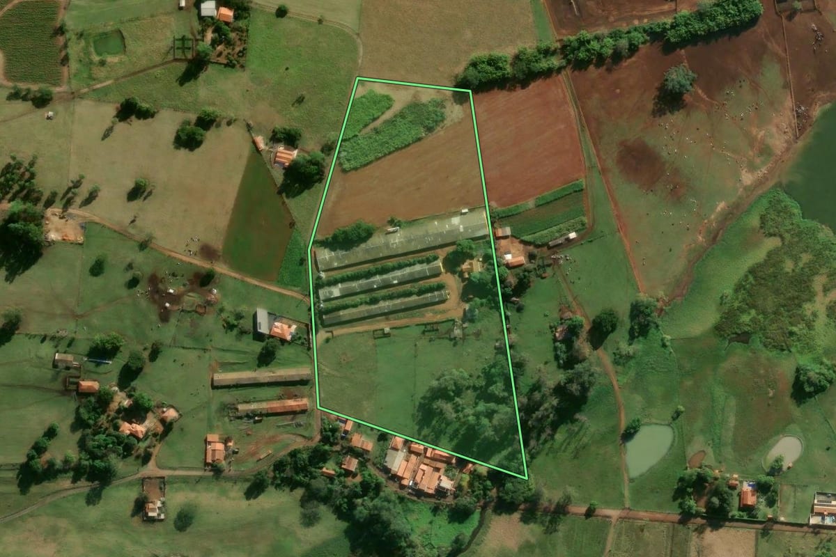 Imagem de satélite do imóvel rural em Laranjal Paulista (SP), com o contorno declarado no CAR desenhado por cima.