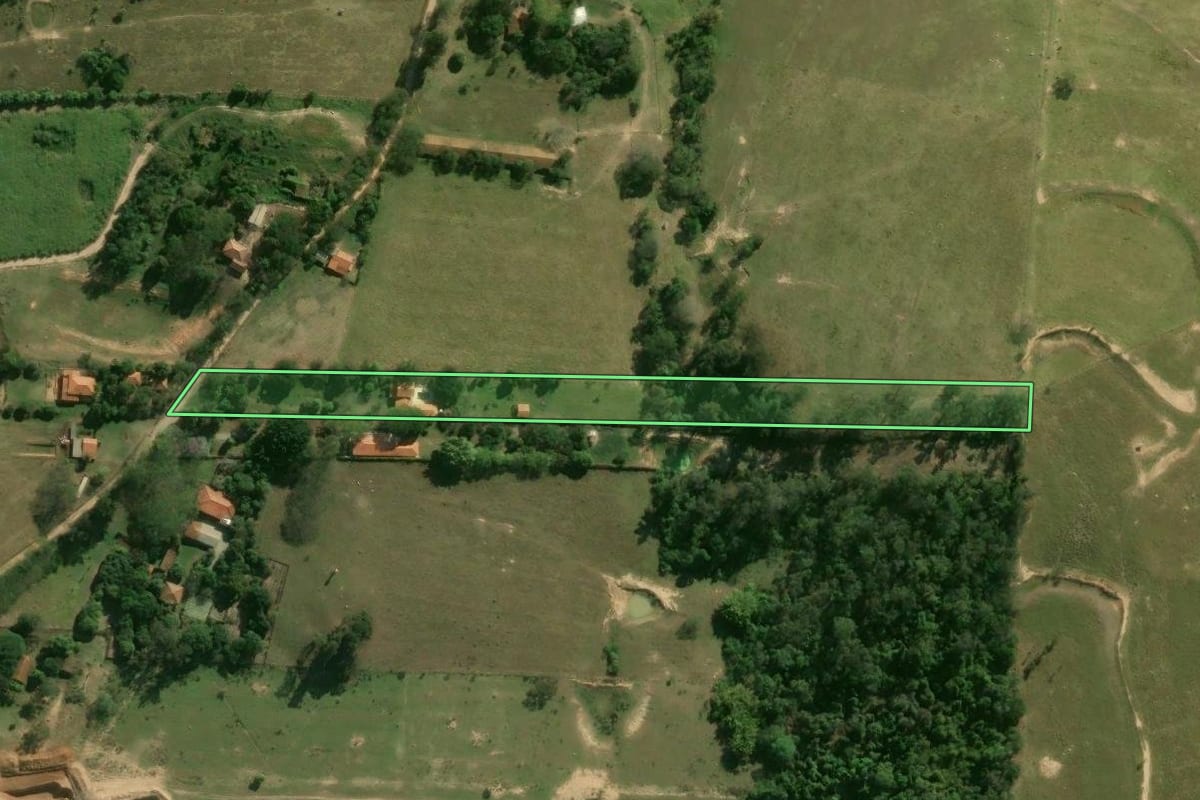 Imagem de satélite do imóvel rural em Laranjal Paulista (SP), com o contorno declarado no CAR desenhado por cima.
