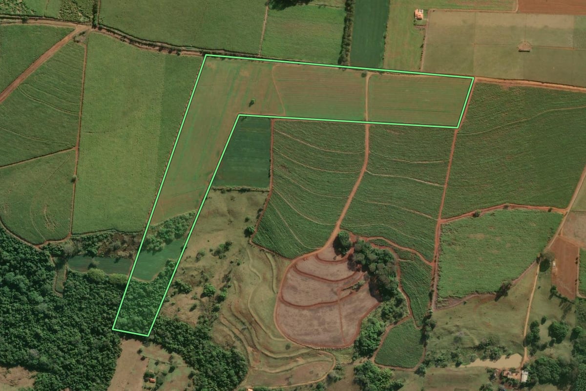 Imagem de satélite do imóvel rural em Laranjal Paulista (SP), com o contorno declarado no CAR desenhado por cima.
