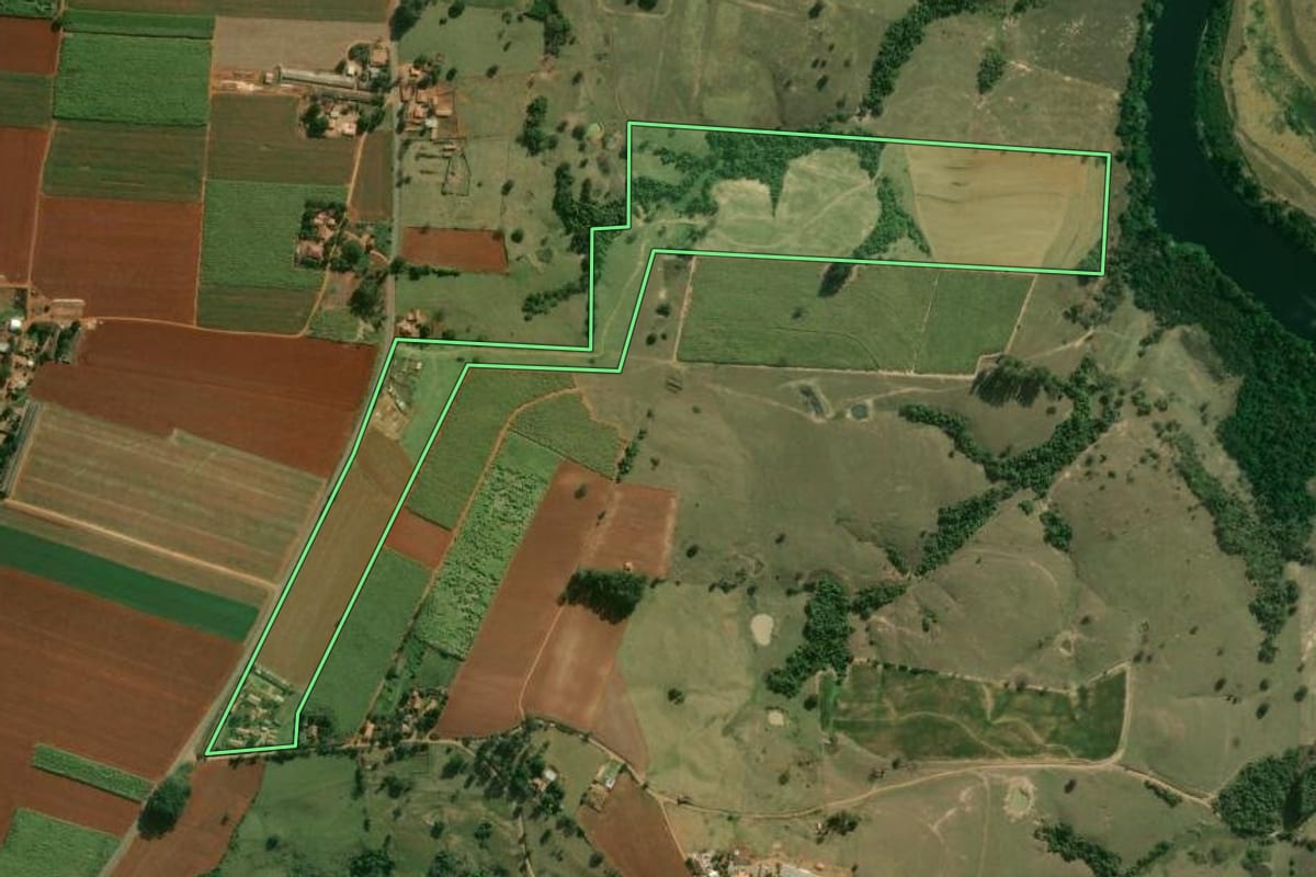 Imagem de satélite do imóvel rural em Laranjal Paulista (SP), com o contorno declarado no CAR desenhado por cima.