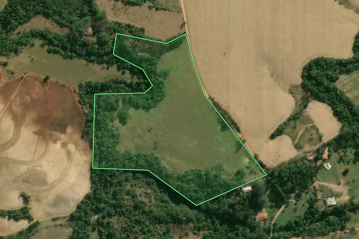 Imagem de satélite do imóvel rural em Laranjal Paulista (SP), com o contorno declarado no CAR desenhado por cima.
