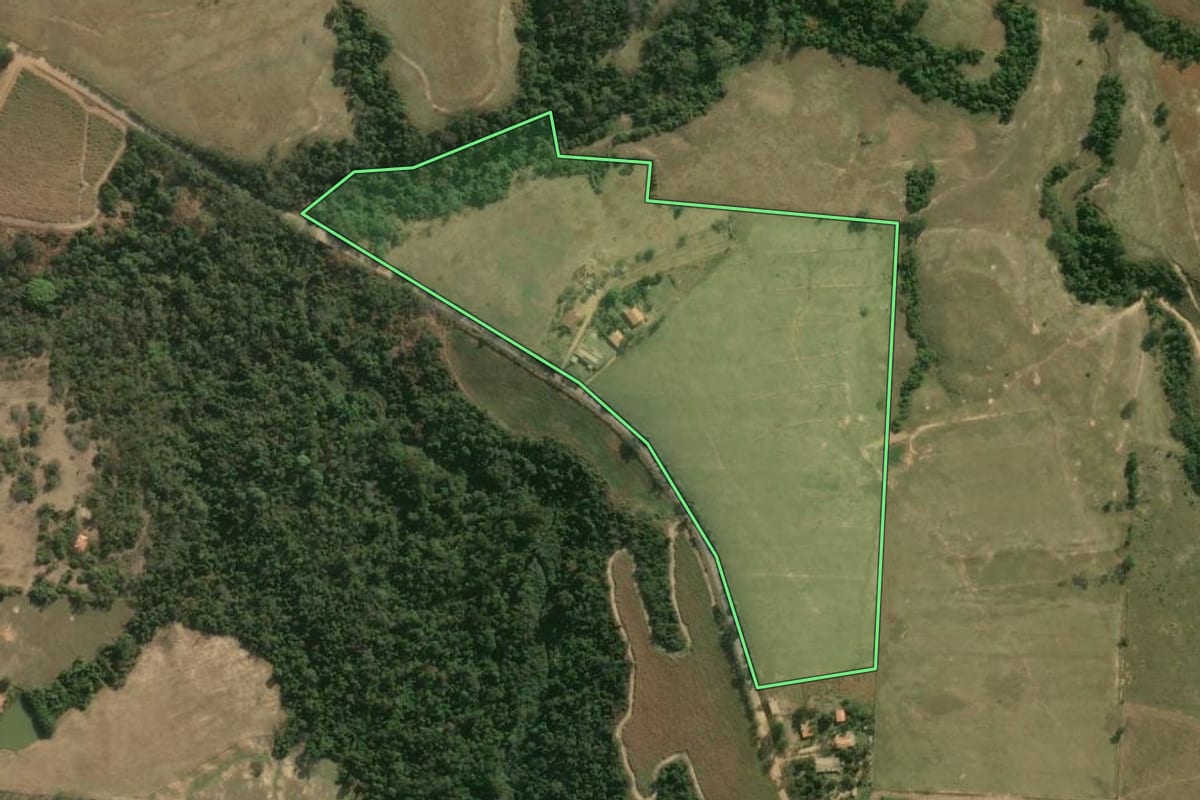 Imagem de satélite do imóvel rural em Laranjal Paulista (SP), com o contorno declarado no CAR desenhado por cima.
