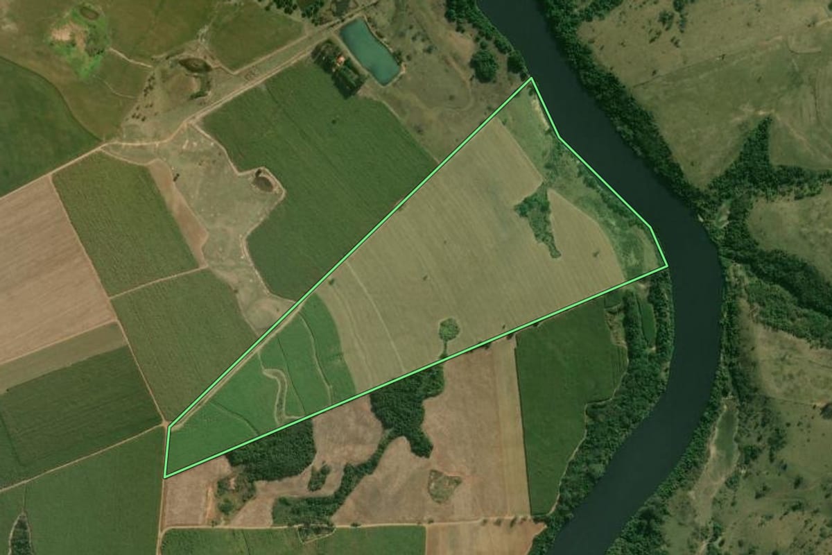 Imagem de satélite do imóvel rural em Laranjal Paulista (SP), com o contorno declarado no CAR desenhado por cima.