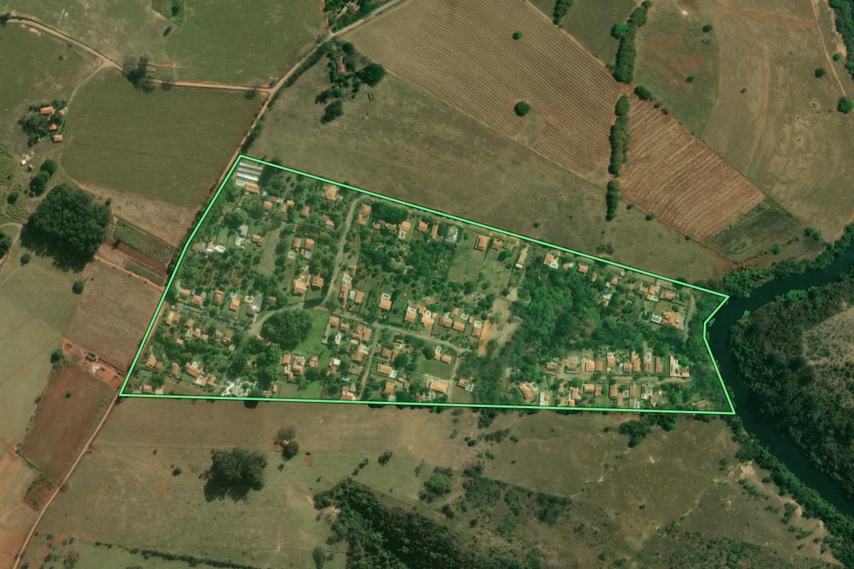 Imagem de satélite do imóvel rural em Laranjal Paulista (SP), com o contorno declarado no CAR desenhado por cima.