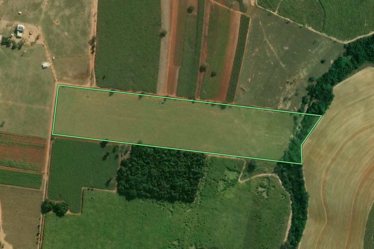 Imagem de satélite do imóvel rural em Laranjal Paulista (SP), com o contorno declarado no CAR desenhado por cima.