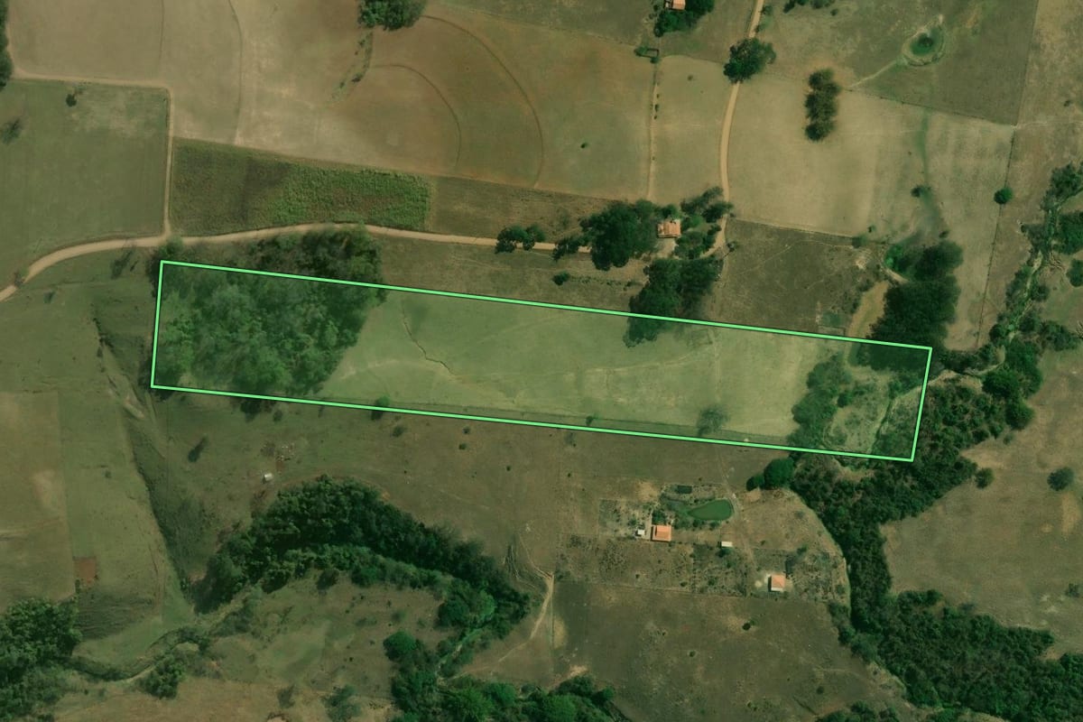 Imagem de satélite do imóvel rural em Laranjal Paulista (SP), com o contorno declarado no CAR desenhado por cima.