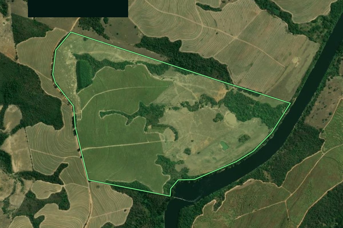 Imagem de satélite do imóvel rural em Laranjal Paulista (SP), com o contorno declarado no CAR desenhado por cima.