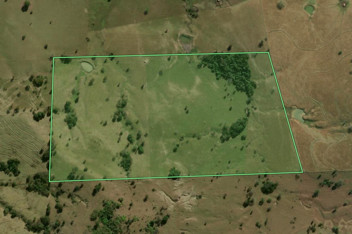 Imagem de satélite do imóvel rural em Laranjal Paulista (SP), com o contorno declarado no CAR desenhado por cima.