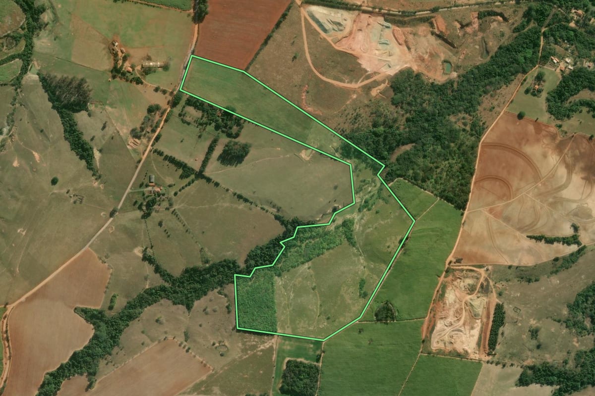 Imagem de satélite do imóvel rural em Laranjal Paulista (SP), com o contorno declarado no CAR desenhado por cima.