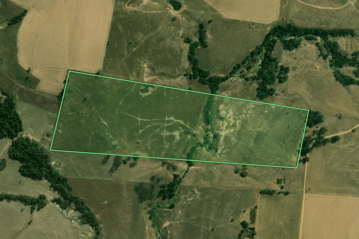 Imagem de satélite do imóvel rural em Laranjal Paulista (SP), com o contorno declarado no CAR desenhado por cima.