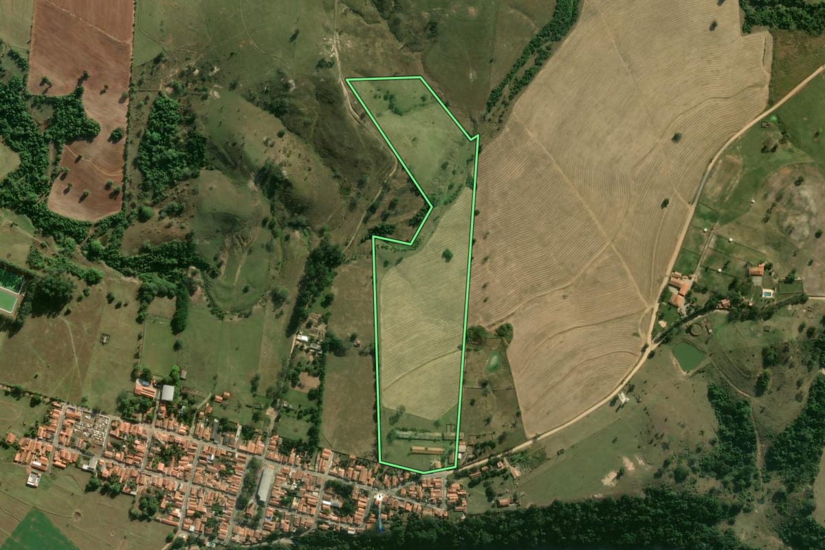 Imagem de satélite do imóvel rural em Laranjal Paulista (SP), com o contorno declarado no CAR desenhado por cima.