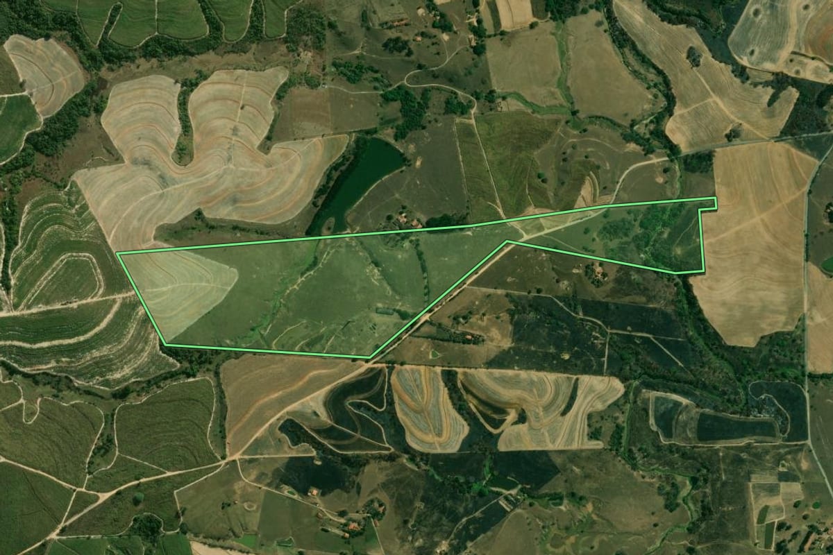 Imagem de satélite do imóvel rural em Laranjal Paulista (SP), com o contorno declarado no CAR desenhado por cima.