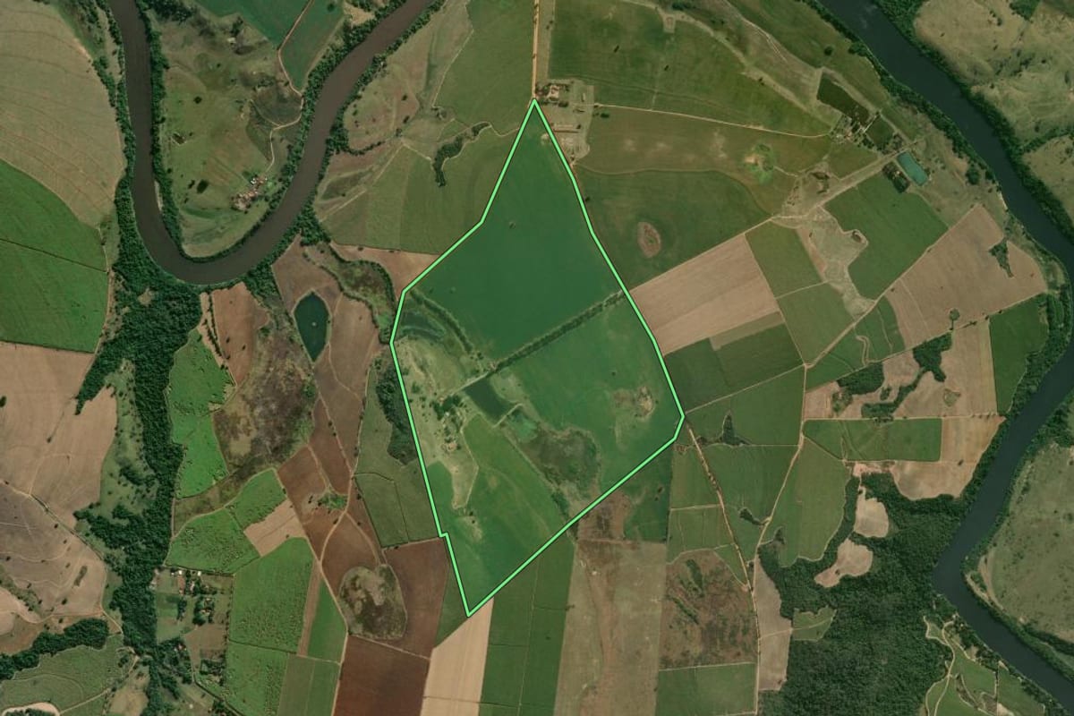 Imagem de satélite do imóvel rural em Laranjal Paulista (SP), com o contorno declarado no CAR desenhado por cima.