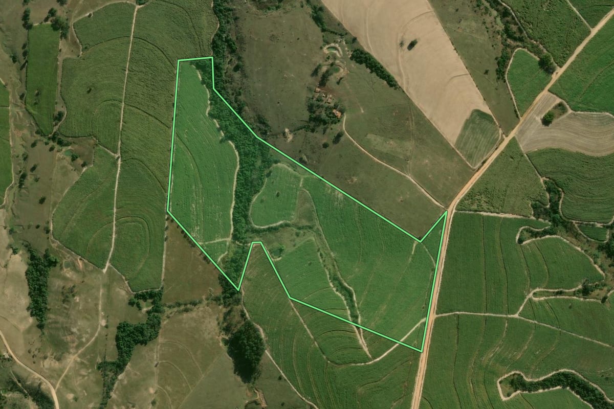 Imagem de satélite do imóvel rural em Laranjal Paulista (SP), com o contorno declarado no CAR desenhado por cima.