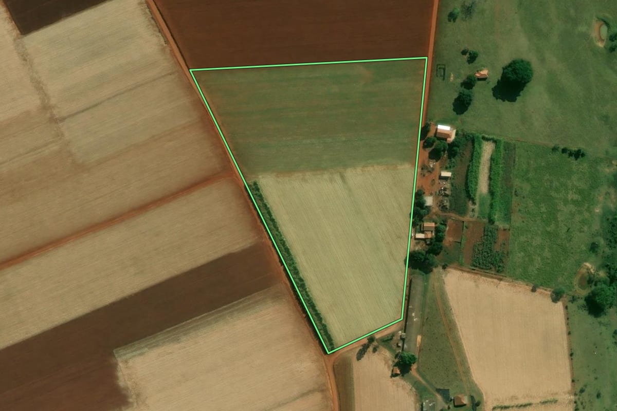 Imagem de satélite do imóvel rural em Laranjal Paulista (SP), com o contorno declarado no CAR desenhado por cima.