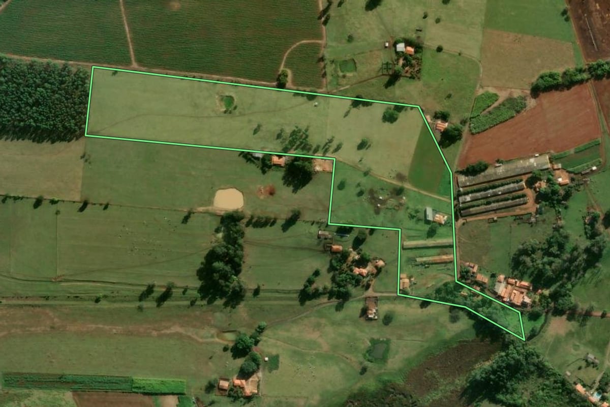 Imagem de satélite do imóvel rural em Laranjal Paulista (SP), com o contorno declarado no CAR desenhado por cima.