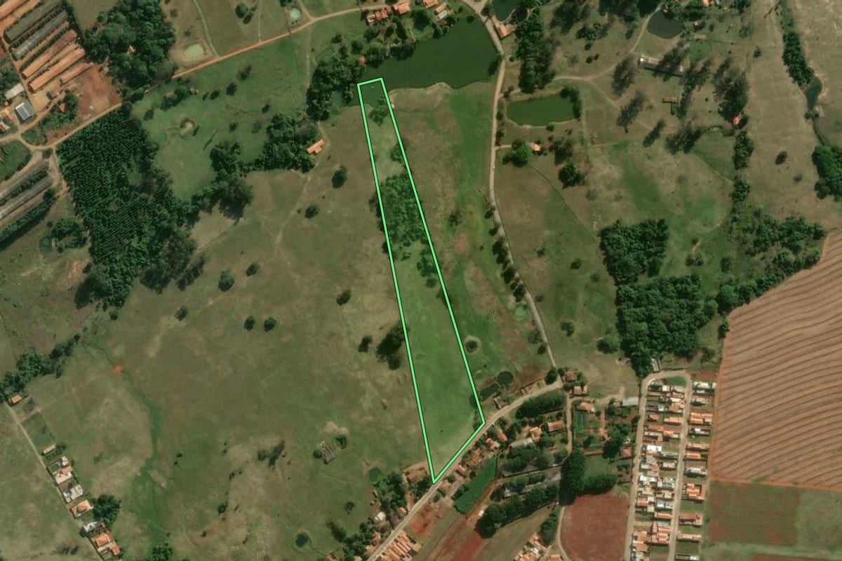 Imagem de satélite do imóvel rural em Laranjal Paulista (SP), com o contorno declarado no CAR desenhado por cima.