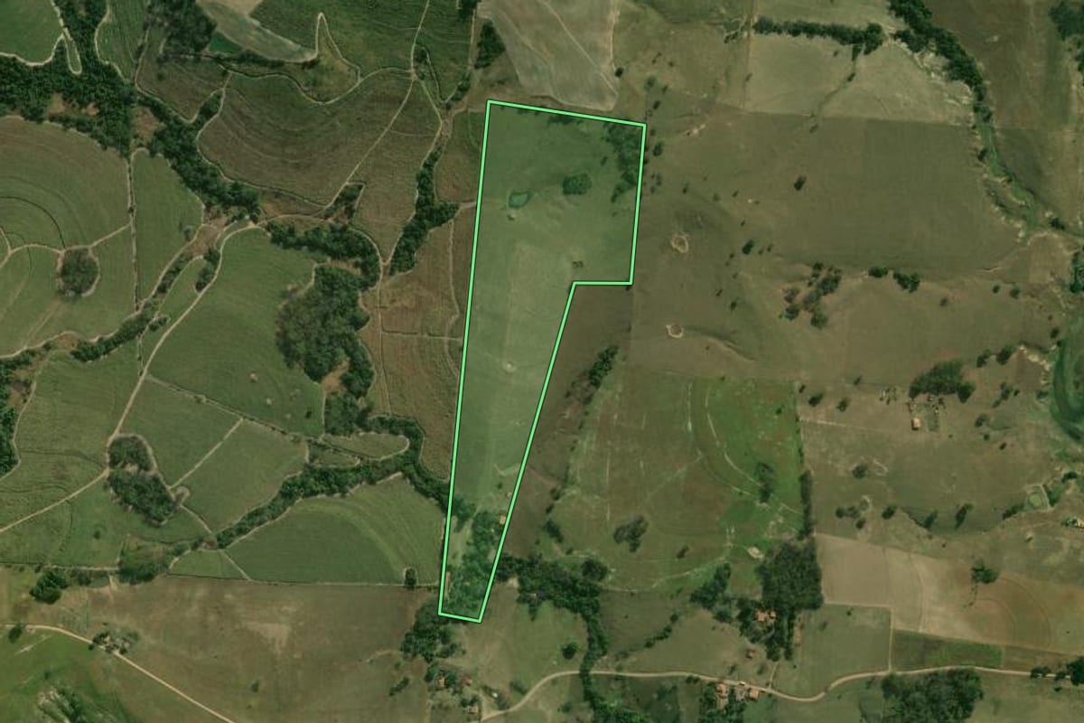 Imagem de satélite do imóvel rural em Laranjal Paulista (SP), com o contorno declarado no CAR desenhado por cima.