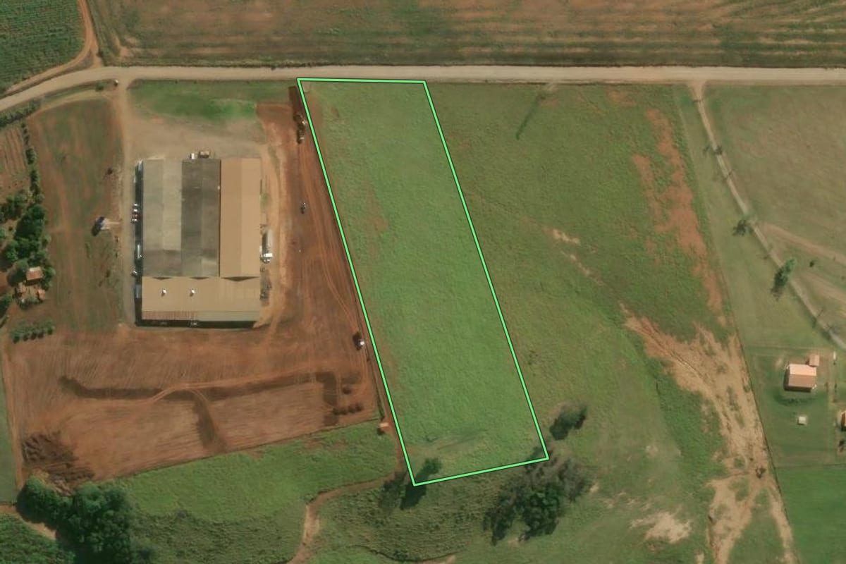 Imagem de satélite do imóvel rural em Laranjal Paulista (SP), com o contorno declarado no CAR desenhado por cima.