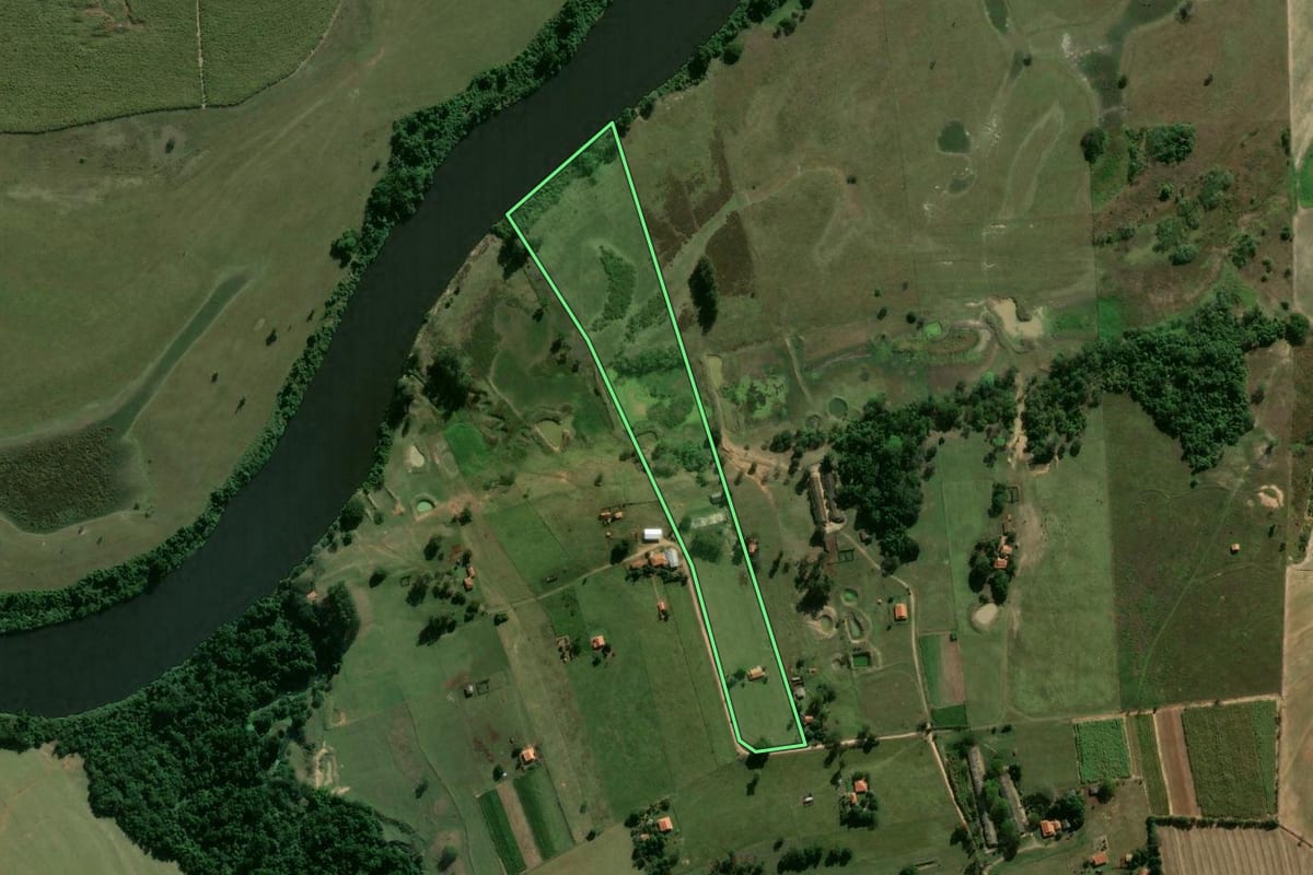 Imagem de satélite do imóvel rural em Laranjal Paulista (SP), com o contorno declarado no CAR desenhado por cima.