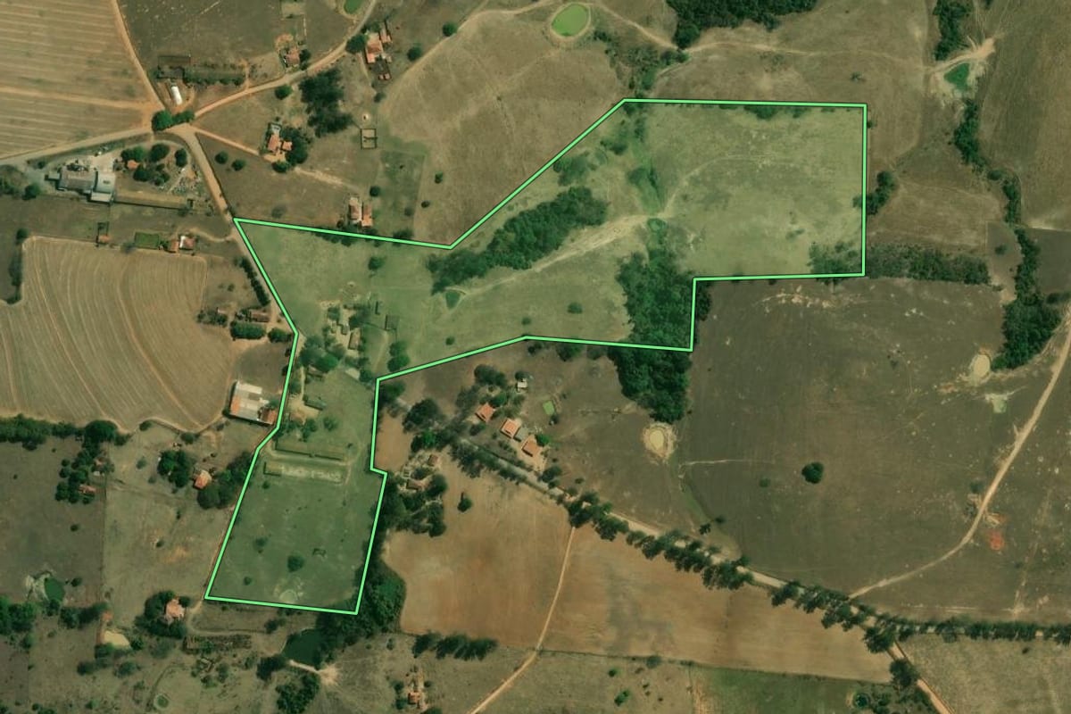 Imagem de satélite do imóvel rural em Laranjal Paulista (SP), com o contorno declarado no CAR desenhado por cima.