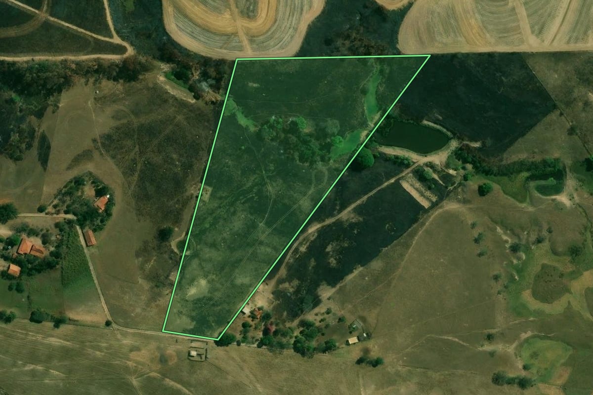 Imagem de satélite do imóvel rural em Laranjal Paulista (SP), com o contorno declarado no CAR desenhado por cima.