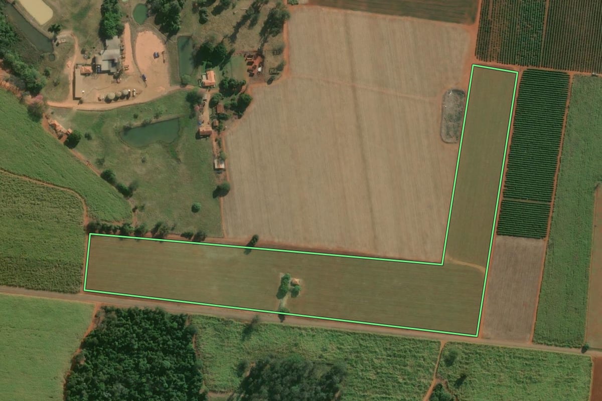 Imagem de satélite do imóvel rural em Laranjal Paulista (SP), com o contorno declarado no CAR desenhado por cima.