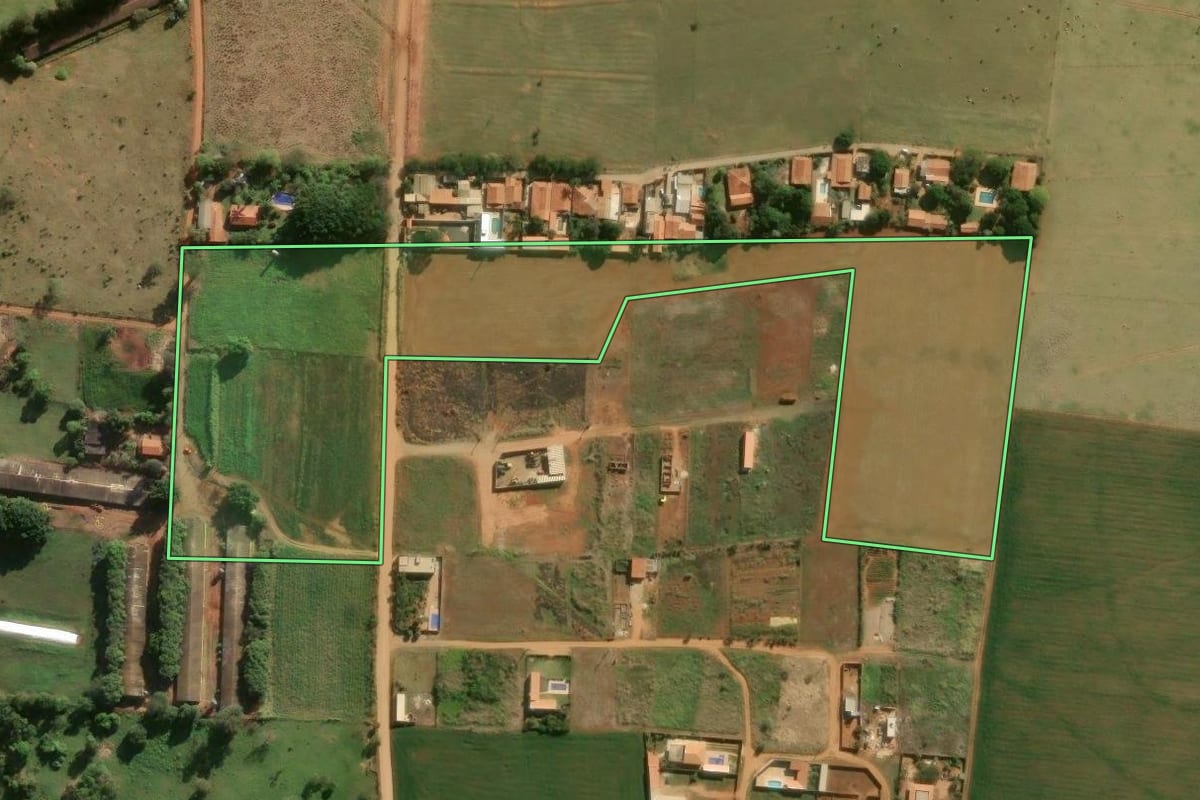 Imagem de satélite do imóvel rural em Laranjal Paulista (SP), com o contorno declarado no CAR desenhado por cima.
