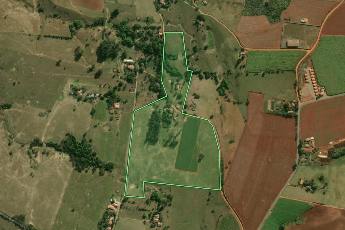 Imagem de satélite do imóvel rural em Laranjal Paulista (SP), com o contorno declarado no CAR desenhado por cima.